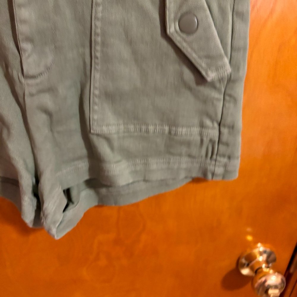 Venus‎ Green Snap Button Shorts Size 8 - Picture 6 of 14